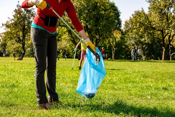 Personas Que Recogen Plástico Papel Parque Mujer Voluntaria Con Guantes — Foto de Stock