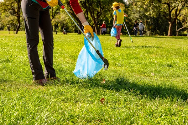 Personas Que Recogen Plástico Papel Parque Mujer Voluntaria Con Guantes — Foto de Stock