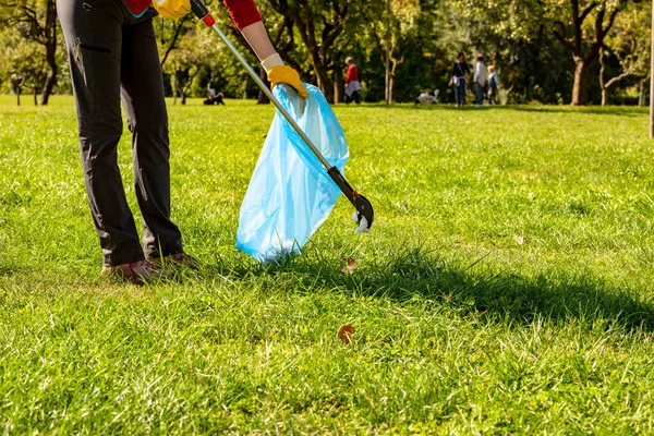 Mujer Voluntaria Con Guantes Amarillos Agarrador Recogiendo Basura Para Limpiar — Foto de Stock