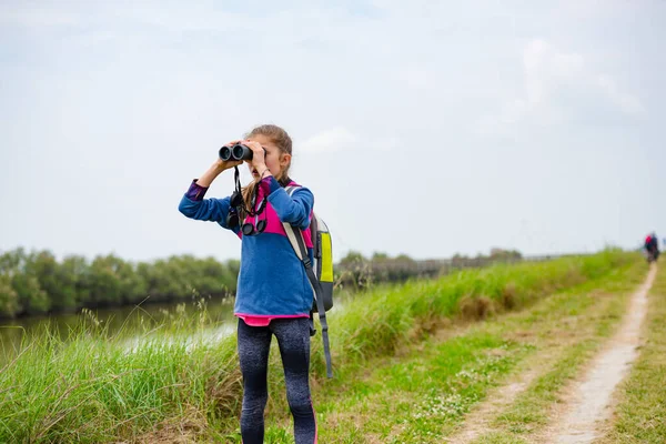 Chica Joven Mirando Través Prismáticos Contra Fondo Naturaleza Observación Aves — Foto de Stock