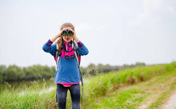Chica Joven Mirando Través Prismáticos Contra Fondo Naturaleza Observación Aves — Foto de Stock