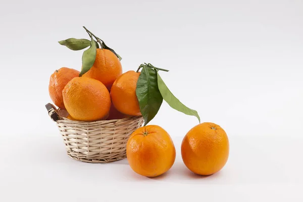 Una Canasta Mimbre Llena Frutas Frescas Naranja Aisladas Sobre Fondo — Foto de Stock