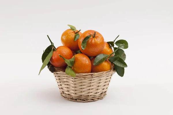 Una Canasta Mimbre Llena Frutos Frescos Mandarina Aislada Sobre Fondo — Foto de Stock