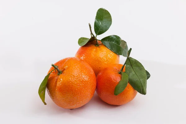 Tres Mandarinas Frescas Con Hojas Verdes Aisladas Sobre Fondo Blanco — Foto de Stock