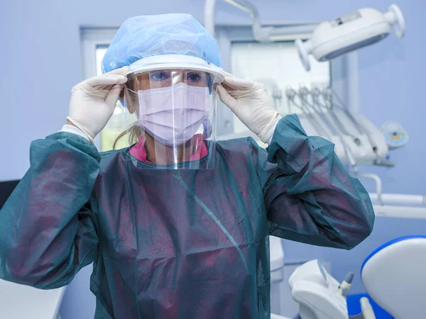 Female Doctor Hospital Ward Protects Herself Covid Virus Protective Plexiglass — Stock Photo, Image
