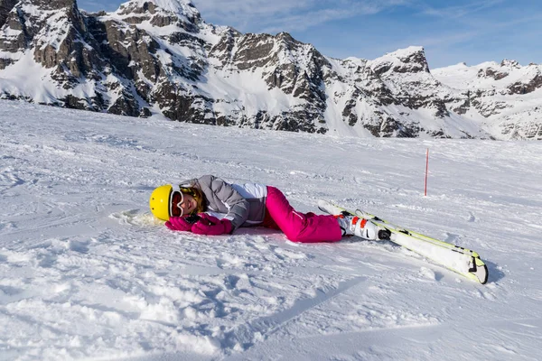 Jeune Skieuse Mignonne Regardant Caméra Après Être Tombée — Photo