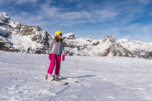 Cerca Chica Feliz Disfrutando Los Momentos Invierno Los Alpes Europeos — Foto de Stock