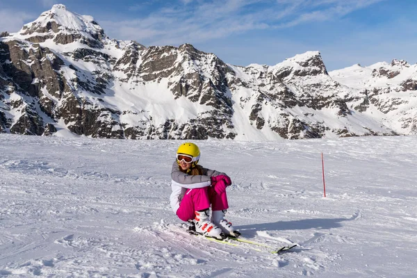 Joven Esquiadora Sentada Nieve Preparándose Para Montar Ladera Relájate Descansa — Foto de Stock
