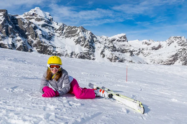 Linda Joven Esquiadora Mirando Cámara Después Caer — Foto de Stock