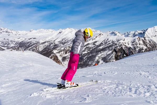 Fiatal Női Síelő Készül Lovagolni Lefelé Meredek Lejtőn Síközpont Alpe — Stock Fotó