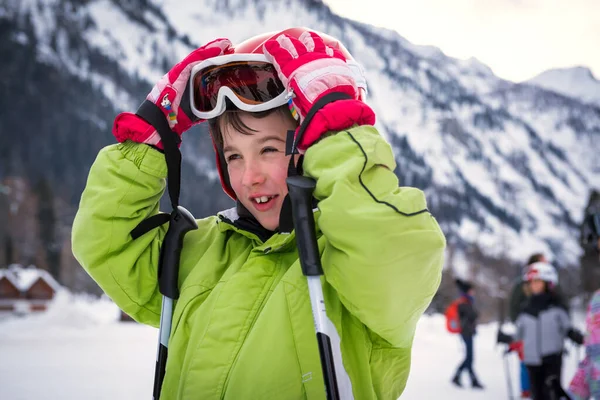 Portrait Enfant Skieur Heureux Préparant Descendre Une Pente Raide Enfant — Photo