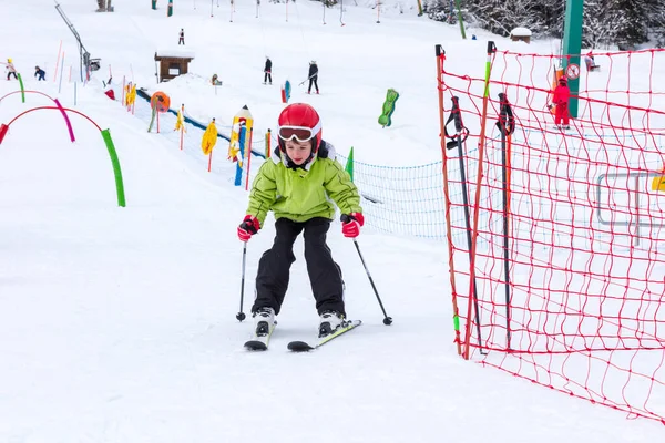 Kinder Lernen Den Winterferien Das Skifahren Hang Den Bergen Aktives — Stockfoto