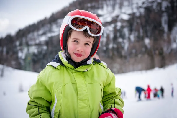 Portrait Enfant Skieur Heureux Préparant Descendre Une Pente Raide Enfant — Photo