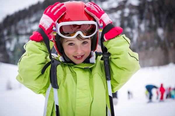 Porträt Eines Glücklichen Skifahrers Der Sich Auf Die Abfahrt Vorbereitet — Stockfoto