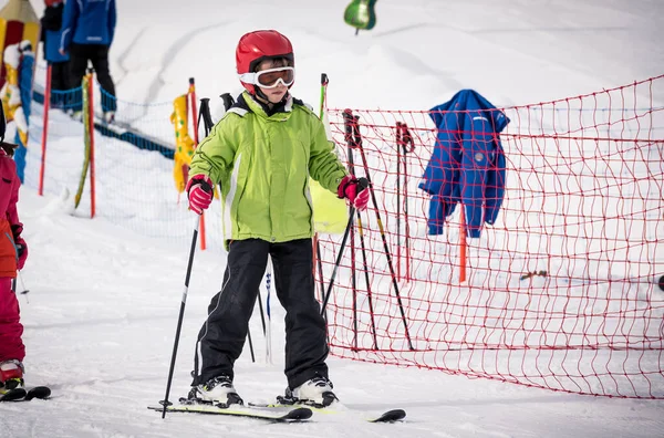 Kinder Lernen Den Winterferien Das Skifahren Hang Den Bergen Aktives — Stockfoto