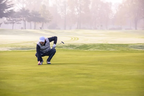 Nahaufnahme Eines Golfspielers Der Mit Einem Putt Den Ball Auf — Stockfoto