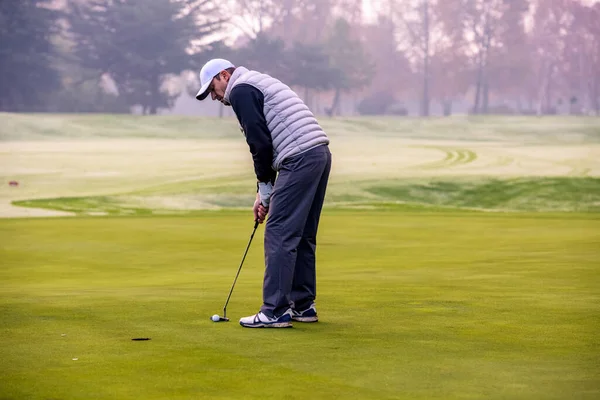 Primer Plano Jugador Golf Que Con Bolsillo Putt Pelota Green —  Fotos de Stock