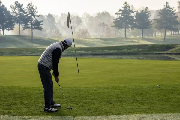 Primer Plano Jugador Golf Que Con Bolsillo Putt Pelota Green —  Fotos de Stock