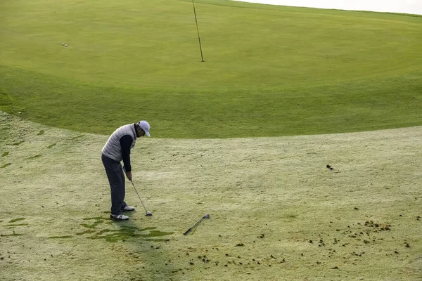 Närbild Golfspelare Som Med Putt Ficka Bollen Den Gröna — Stockfoto