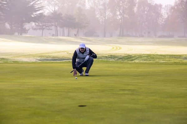 Primer Plano Jugador Golf Que Con Bolsillo Putt Pelota Green —  Fotos de Stock