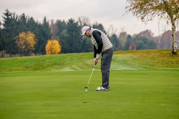 Nahaufnahme Eines Golfspielers Der Mit Einem Putt Den Ball Auf — Stockfoto