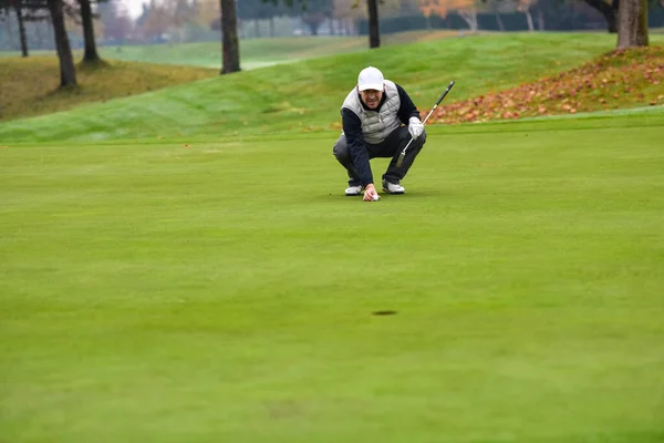 Nahaufnahme Eines Golfspielers Der Mit Einem Putt Den Ball Auf — Stockfoto