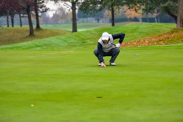 Close Jogador Golfe Que Com Putt Bolso Bola Verde — Fotografia de Stock