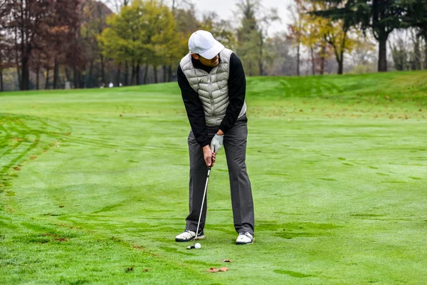 Nahaufnahme Eines Golfspielers Der Mit Einem Putt Den Ball Auf — Stockfoto