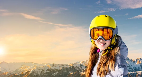 Glückliche Kinder Mit Helm Und Schutzbrille Auf Der Skipiste — Stockfoto