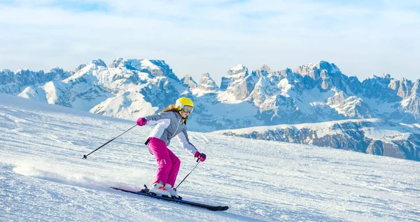 Joyeux Jeune Fille Avec Casque Lunettes Sur Les Pistes Ski — Photo