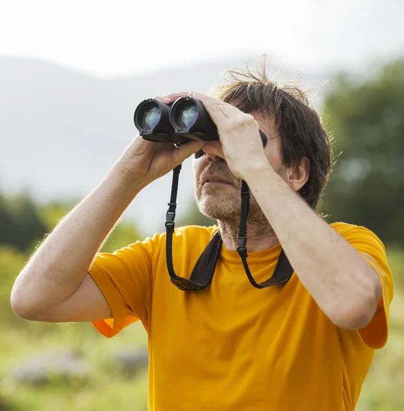 Escursionista Bird Watching Con Binocolo Nel Parco Naturale Montagna Alla — Foto Stock