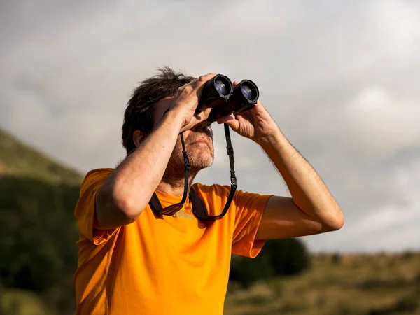 Escursionista Bird Watching Con Binocolo Nel Parco Naturale Montagna Alla — Foto Stock
