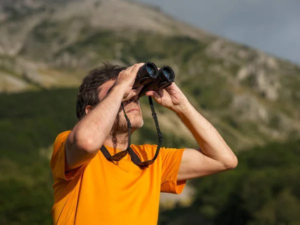 Escursionista Bird Watching Con Binocolo Nel Parco Naturale Montagna Alla — Foto Stock