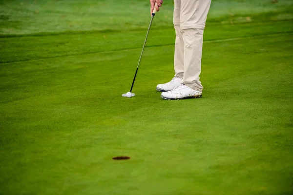 Close Jogador Golfe Que Com Putt Bolso Bola Verde — Fotografia de Stock