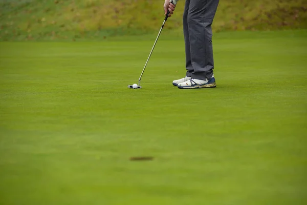 Primo Piano Giocatore Golf Che Con Putt Tasca Palla Sul — Foto Stock