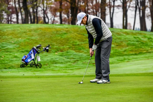 Primer Plano Jugador Golf Campo Con Objetivo Poner Tiro Durante —  Fotos de Stock