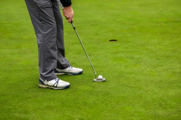 Primer Plano Jugador Golf Que Con Bolsillo Putt Pelota Green —  Fotos de Stock