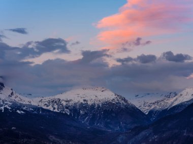 Alpler ve Batı Avrupa 'daki en yüksek dağ olan Mont Blanc dağ sırtı üzerinde ılık sabah bulutları. Mont Blanc zinciri Fransız tarafından görüldü. Panorama çekimi.