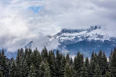 Bir kış günü Megeve 'den Tete a l' Ane Dağı 'nın zirvelerine bakın. Mont Blanc büyük zinciri Fransız tarafından görüldü..