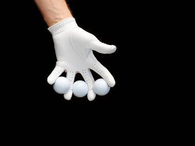 Golf eldiveni takan oyuncu parmaklarının arasında golf topu tutuyor..