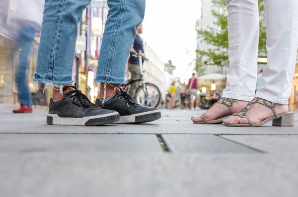 Detailní Záběr Nohy Dvou Lidí Stojících Ulici Pozadí Přeplněné Ulice — Stock fotografie