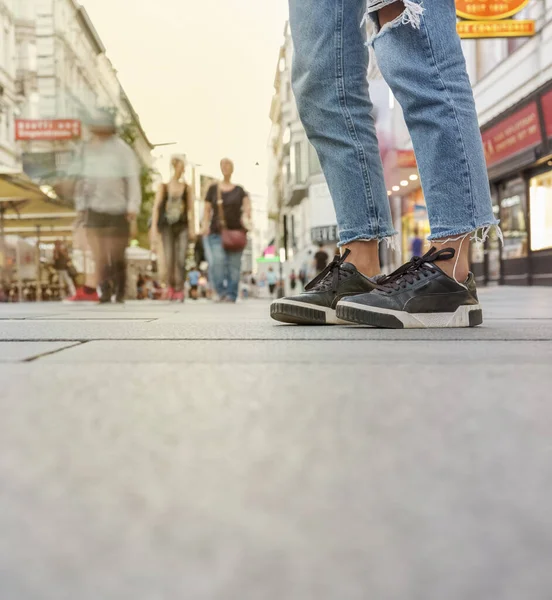 Close Foto Tênis Jeans Azuis Fundo Uma Rua Lotada Centro — Fotografia de Stock