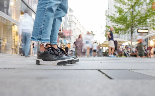 Detailní Fotografie Tenisek Modrých Džínů Pozadí Přeplněné Ulice Centru Vídně — Stock fotografie