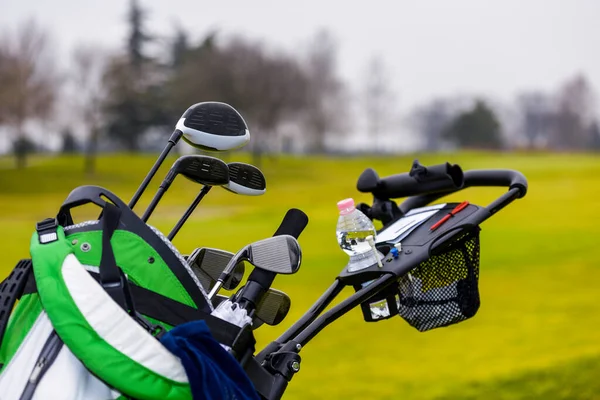 Borsa Golf Carrello Con Diverse Mazze Una Bottiglia Acqua Carrello — Foto Stock