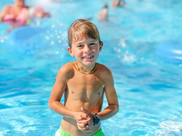 Criança Brincando Piscina Dia Ensolarado — Fotografia de Stock