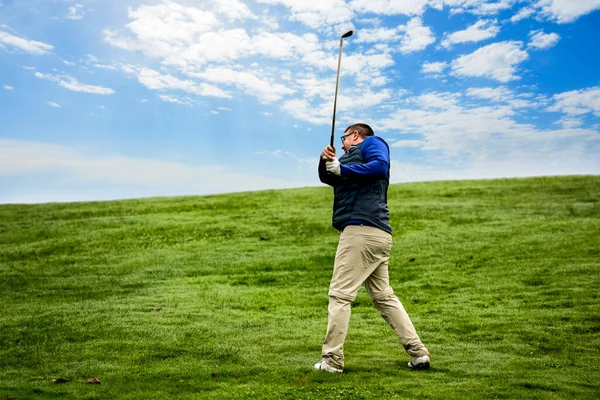 Golfista Cercando Fare Colpo Perfetto Con Una Mazza Golf — Foto Stock