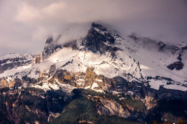 Megeve 'deki Tete I' Ane Dağı 'nın zirvelerine bir kış günü bakın. Mont Blanc büyük zinciri Fransız tarafından görüldü..