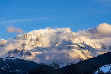 Mont Blanc bir kış günü bulutlara yuva yapmış. Mont Blanc büyük zinciri Fransız tarafından görüldü..