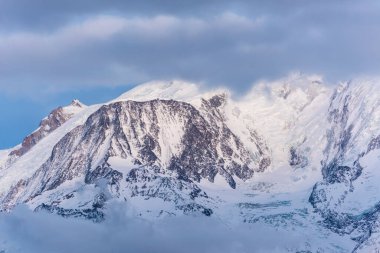 Mont Blanc bir kış günü bulutlara yuva yapmış. Mont Blanc büyük zinciri Fransız tarafından görüldü..