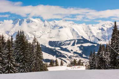 Güneşli bir günde Mont Blanc 'ın altında kayak pistleri.